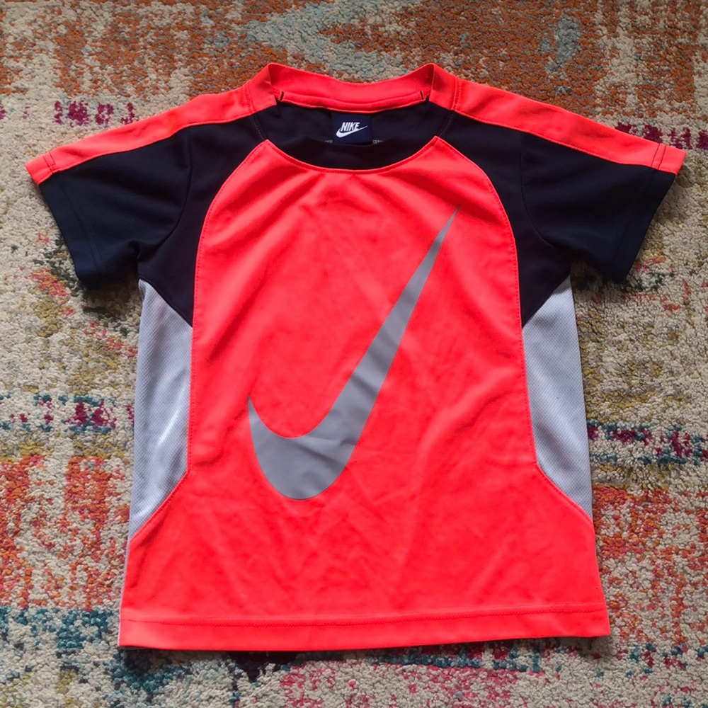 🧜🏼‍♀️3 for $15 item!🧜🏼‍♀️ Nike tee